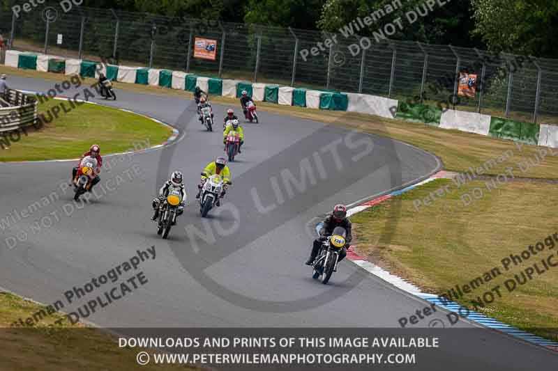 Vintage motorcycle club;eventdigitalimages;mallory park;mallory park trackday photographs;no limits trackdays;peter wileman photography;trackday digital images;trackday photos;vmcc festival 1000 bikes photographs